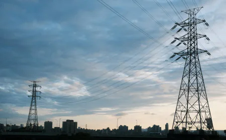 الدليل الشامل: أخطر أسباب تسريب الكهرباء ودور تسربات المياه الخفي في دمار منزلك